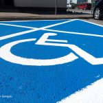 Nowe oznakowanie miejsc parkingowych dla niepełnosprawnych-Sanok (1)