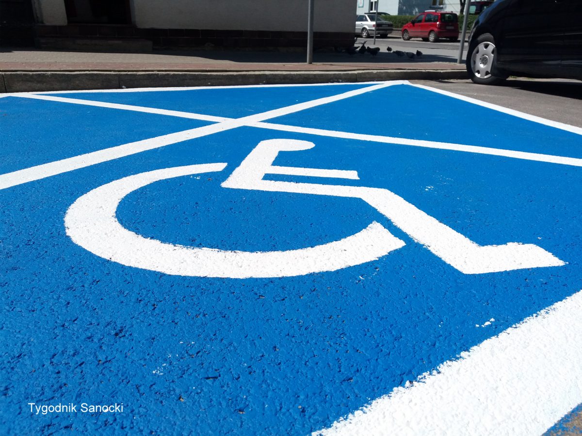 Nowe oznakowanie miejsc parkingowych dla niepełnosprawnych