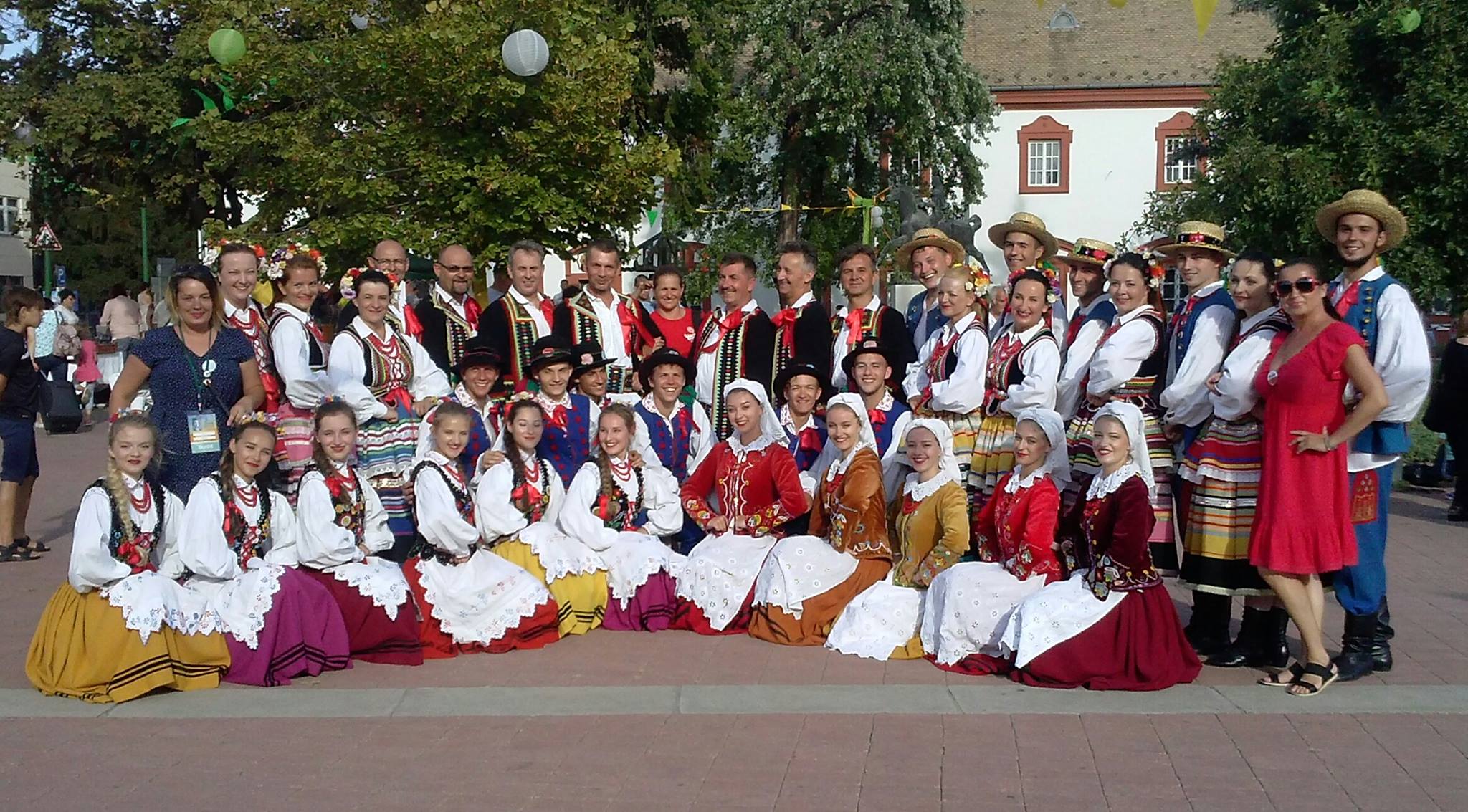 Członkowie Stowarzyszenia Miłośników Zespołu Tańca Ludowego „Sanok”  na Węgrzech