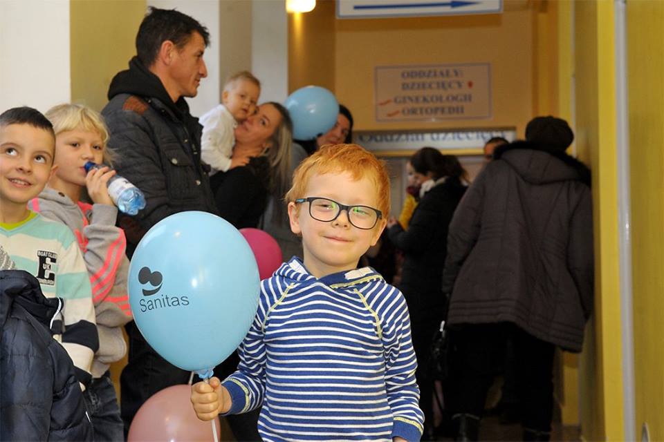 Korytarze szpitalne pełne kolorowych balonów i śmiechu dzieci