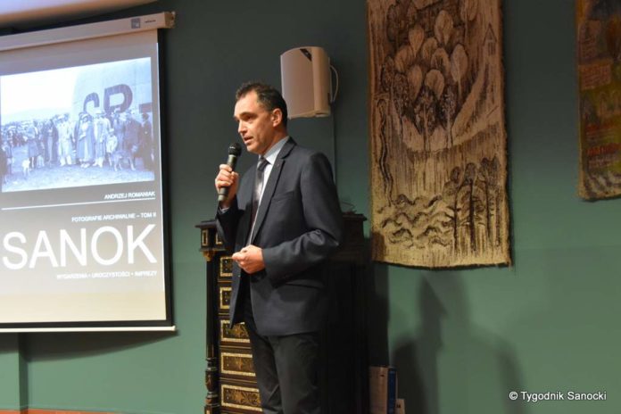 sanok-andrzej-romaniak-promocja-kisiążki (12) Sanoczanie lubią archiwalne fotografie. Promocja albumu pod redakcją Andrzeja Romaniaka w Sali Gobelinowej