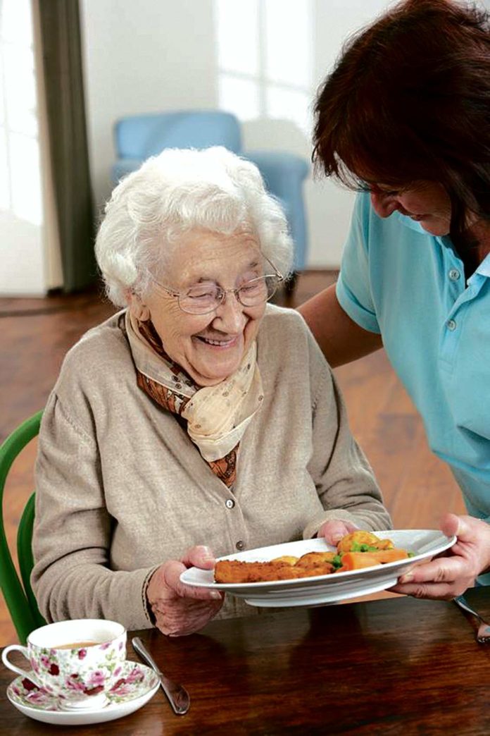 Opiekun osób starszych – zawód nie tylko dla młodych
