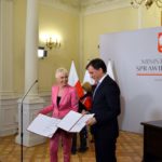 Podpisanie umowy o klinice BUDZIK dla dorosłych w Warszawie