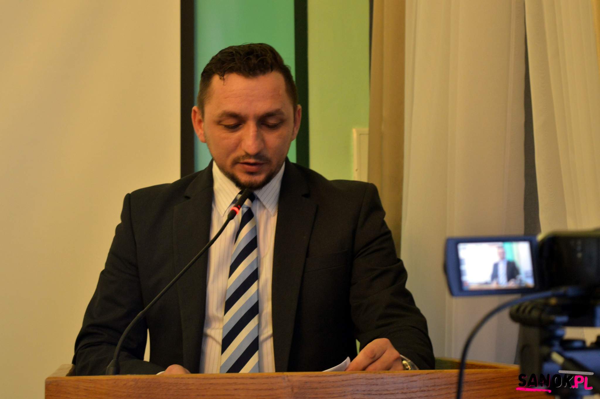 Burmistrz Tomasz Matuszewski składa sprawozdanie z pracy między sesjami