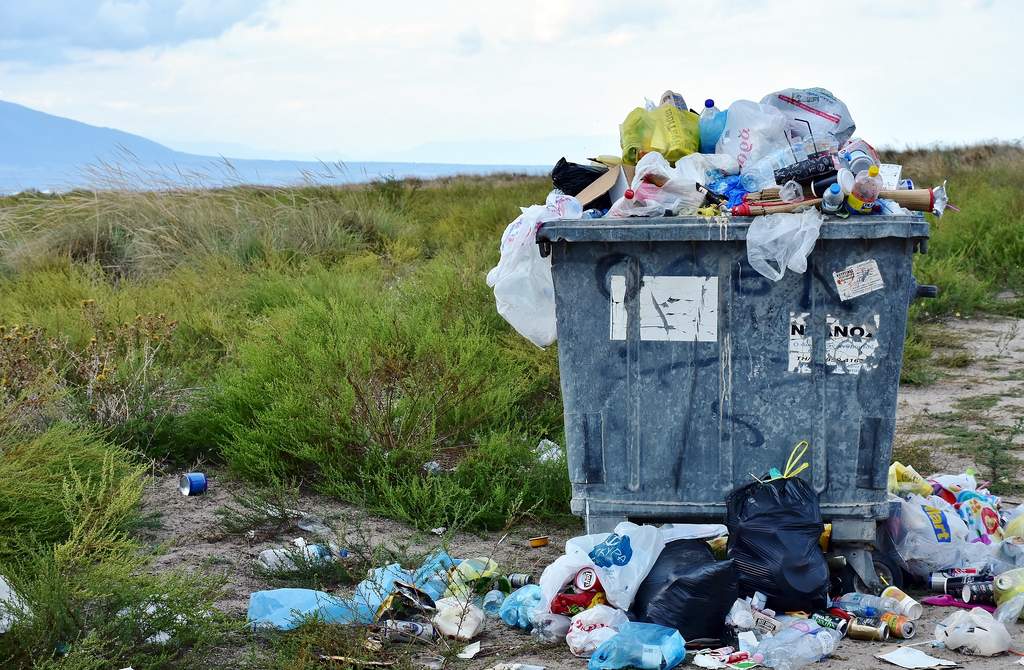 Zmiany w śmieciach. Poprawka w Sejmie: śmieci ze sklepów poza gminnym systemem