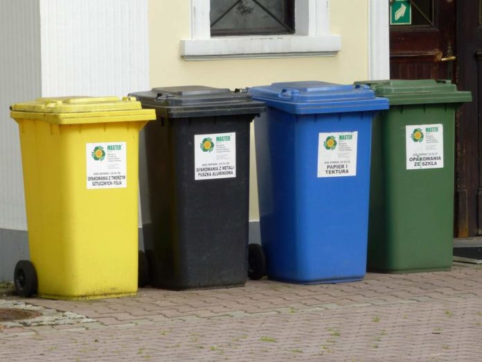 Jak poradzić sobie z segregacją odpadów w blokach? – Ciechanów sprawdza pilotażowy system