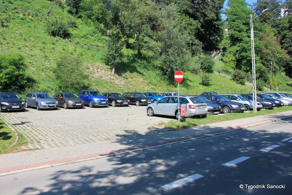 Samochody prywatne na parkingu dla autokarów – interwencja czytelników