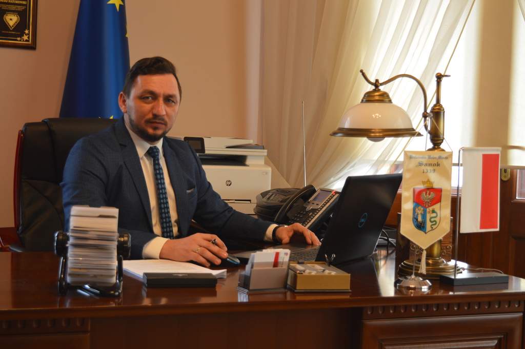 W samorządzie gminnym polityka jest niepotrzebna – uważa burmistrz Tomasz Matuszewski