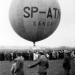 Pierwszy lot balonu „Sanok” Autor: Leon Gottdank Czas wykonania: 21.06.1936 r. Fotografia przedstawia balon „Sanok” na sanockich błoniach nad Sanem. Wokół balonu zgromadzeni widzowie. Na balonie widoczne napisy: SP – ATN/ SANOK.