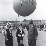 Lot balonu „Sanok” Autor: Leon Gottdank Czas wykonania: czerwiec 1937 r. Fotografia przedstawia publiczność zgromadzoną podczas startu balonu „Sanok”. Na pierwszym planie Juliusz Bruna – wiceburmistrz – z dwoma kobietami (prawdopodobnie z żoną i córką).