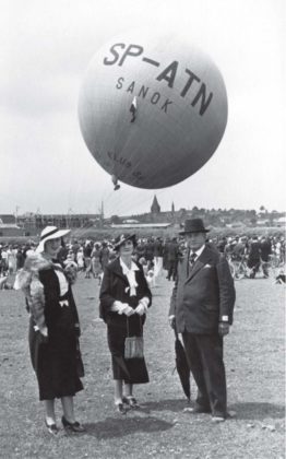 Lot balonu „Sanok” Autor: Leon Gottdank Czas wykonania: czerwiec 1937 r. Fotografia przedstawia publiczność zgromadzoną podczas startu balonu „Sanok”. Na pierwszym planie Juliusz Bruna – wiceburmistrz – z dwoma kobietami (prawdopodobnie z żoną i córką).