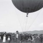 Lot balonu „Sanok” Autor: Stanisław Beksiński Czas wykonania: czerwiec 1937 r. Fotografia przedstawia balon „Sanok” na sanockich błoniach