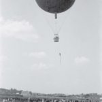 Lot balonu „Sanok” Autor: Stanisław Potocki Czas wykonania: czerwiec 1937 r. Fotografia przedstawia balon „Sanok” nad sanockimi błoniami.
