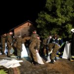 Żołnierze pomagają przy usuwaniu skutków powodzi w gminie Bircza