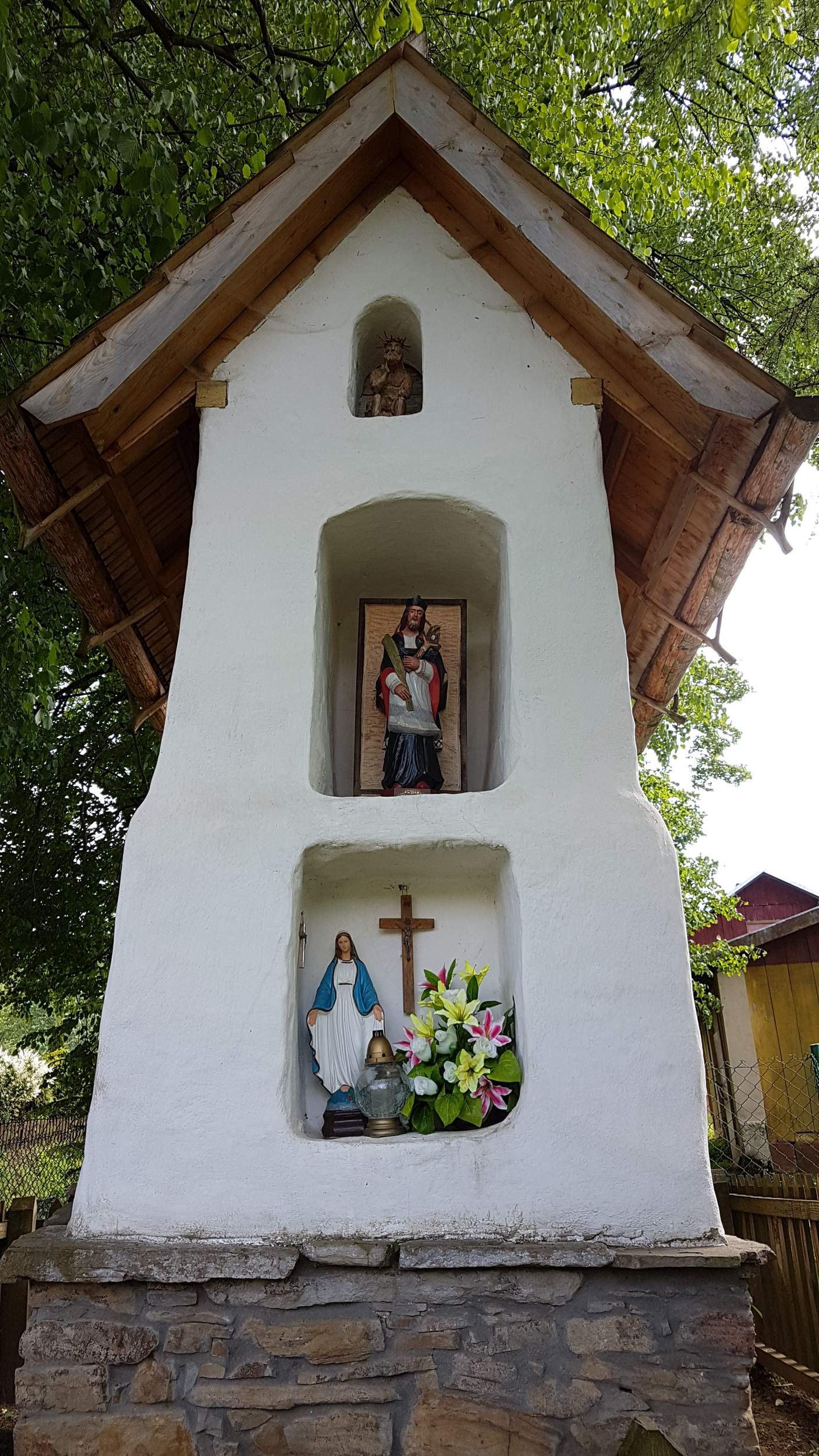 Majówka przy zabytkowej kapliczce św. Jana Nepomucena w Międzybrodziu