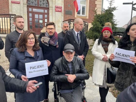 Protesty w obronie pana Ryszarda, pacjenta marihuany medycznej.