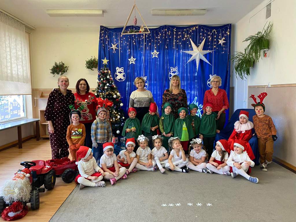 W podróży ze Świętym Mikołajem – przedszkolaki przygotowały przedstawienie