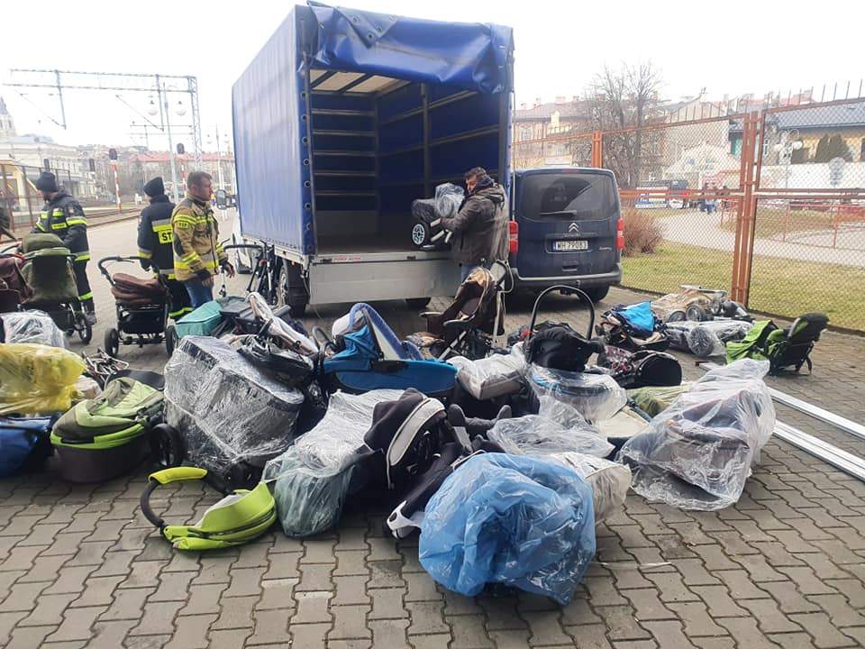 Kolejny transport dotarł do Przemyśla. 80 wózków dziecięcych