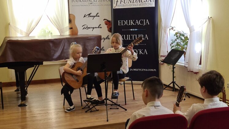 Młode gitarzystki na podium