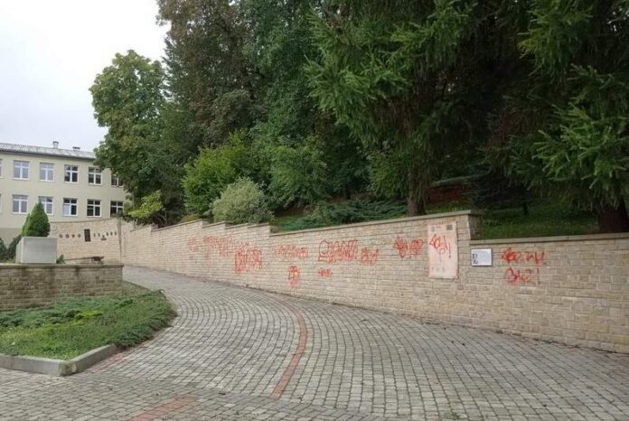 Ściana na Placu Harcerskim zniszczona