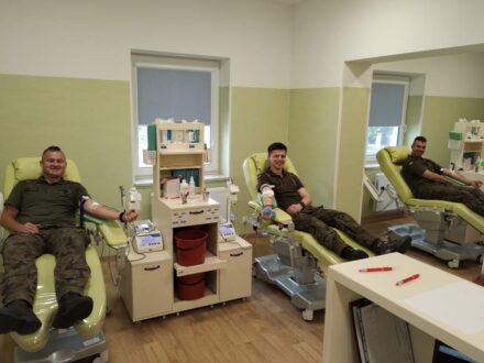 Żołnierze WCR Sanok oddają krew dla rannego kolegi – apel o pomoc!