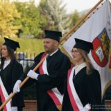 Poczet sztandarowy Uczelni Państwowej im. Jana Grodka podczas inauguracji