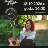 Plakat koncertu Moniki Jastrząb z cyklu „Muzyka na Szlaku”. Na fotografii artystka z czerwonymi włosami i w okularach, siedząca obok gitary akustycznej w otoczeniu zieleni. Koncert 18 października 2026 r. o godz. 16 w galerii INTERPIANO.