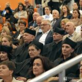 Uczestnicy inauguracji roku akademickiego w auli uczelni. Pierwszy z prawej w todze Maciej Drwięga, przewodniczący miejskiej Komisji Oświaty, Kultury, Sportu i Turystyki, a także członek Senatu UP.
